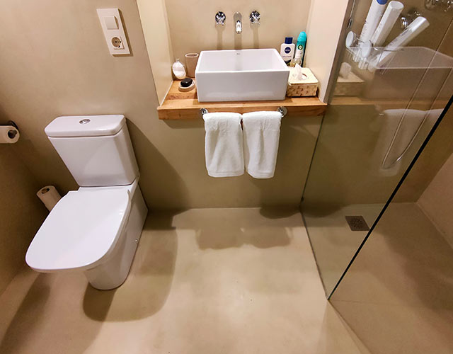 Microcemento en suelo y pared de baño de Cement Decor
