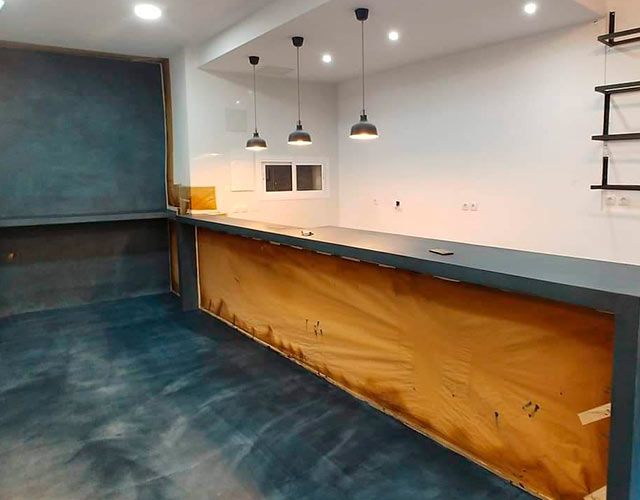 Trabajo en microcemento para local comercial